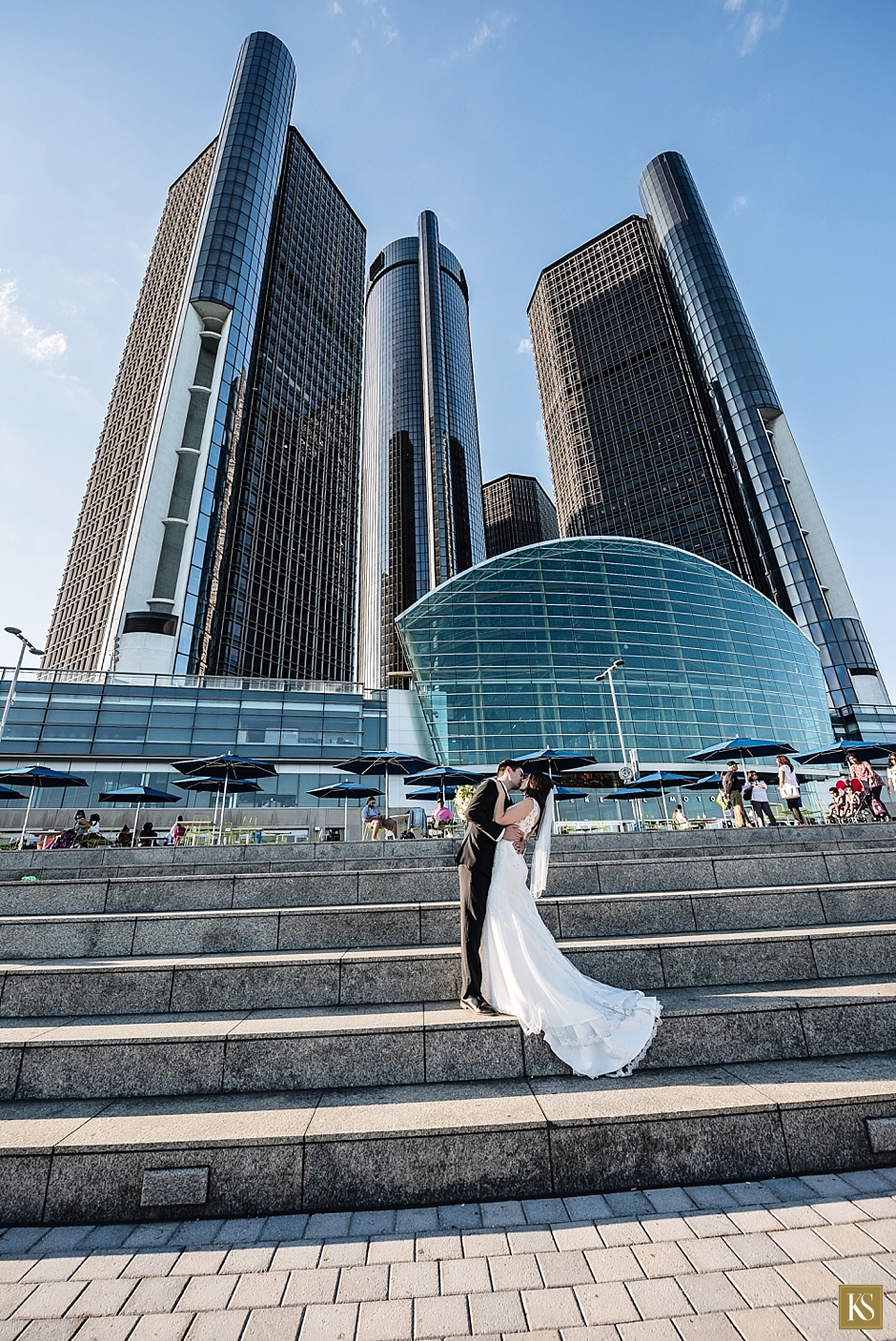 Renaissance center Wedding Pictures, Detroit Wedding Venues